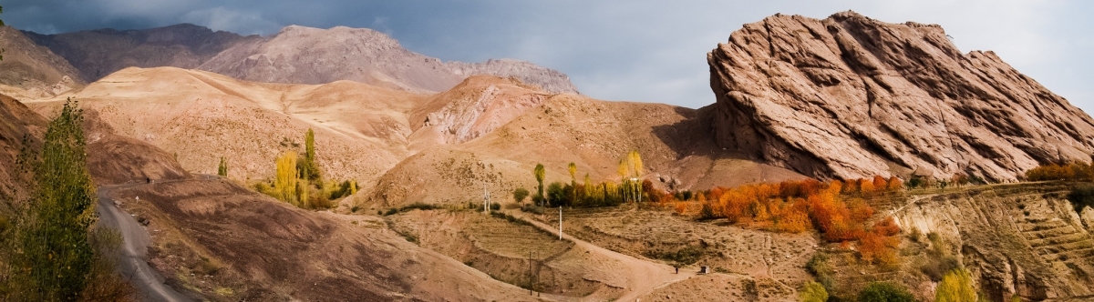 Remains of Alamut Castle Clinging to a Crag above the valley of the Assassins Iran (Julia Maudlin)  [flickr.com]  CC BY 
Información sobre la licencia en 'Verificación de las fuentes de la imagen'